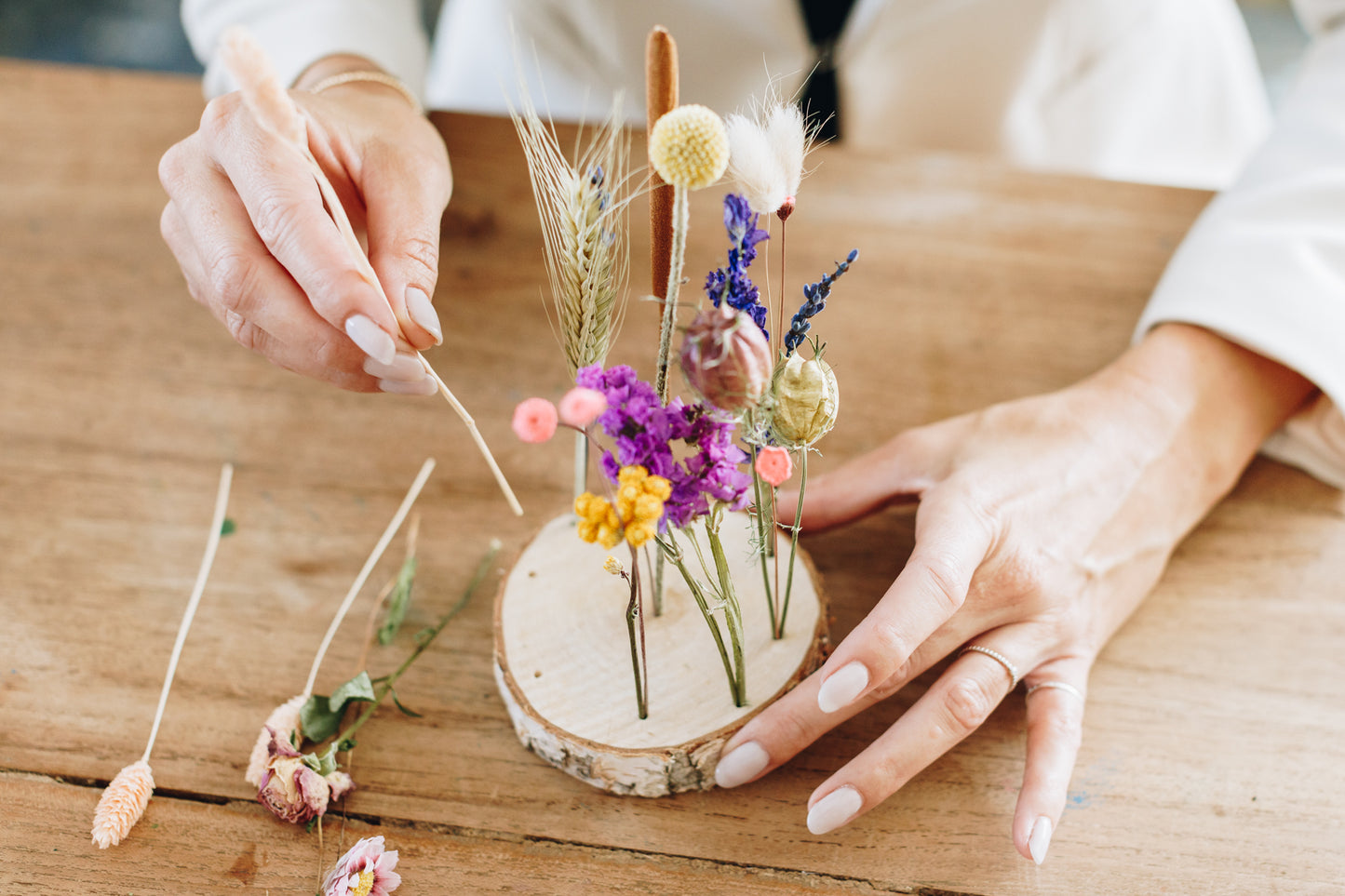 Droogbloemen kleur op rond houtje